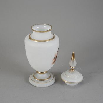 LOCKURNA, opalglas. Möjligen Frankrike, 1800-talets sista kvartal.