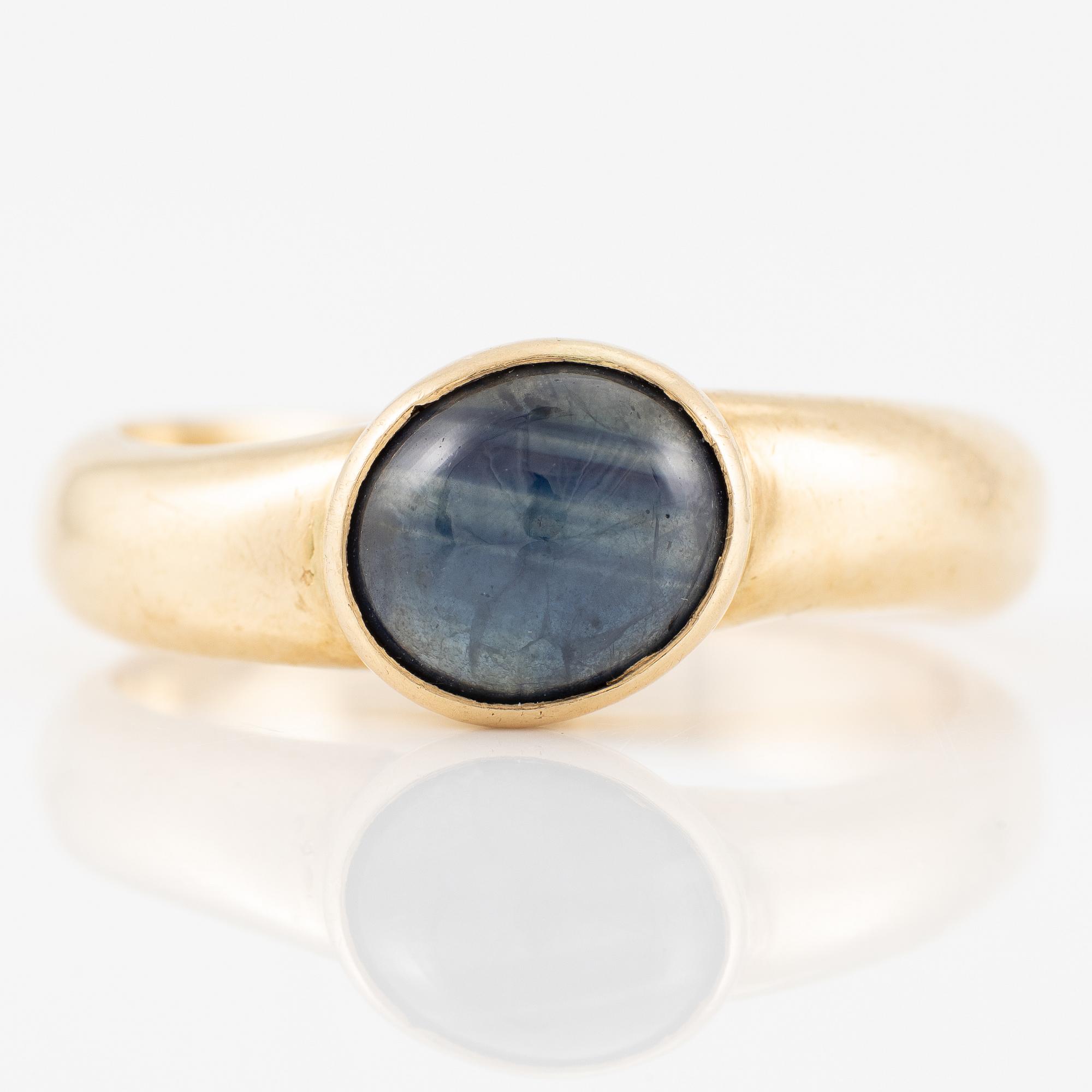 Ring, 14K gold with star sapphire.