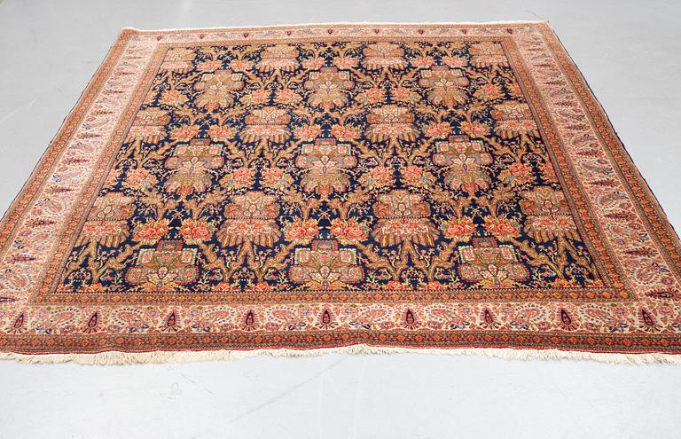 Matto, semi-antique Tabriz, ca 310-314 x 246,5 cm.