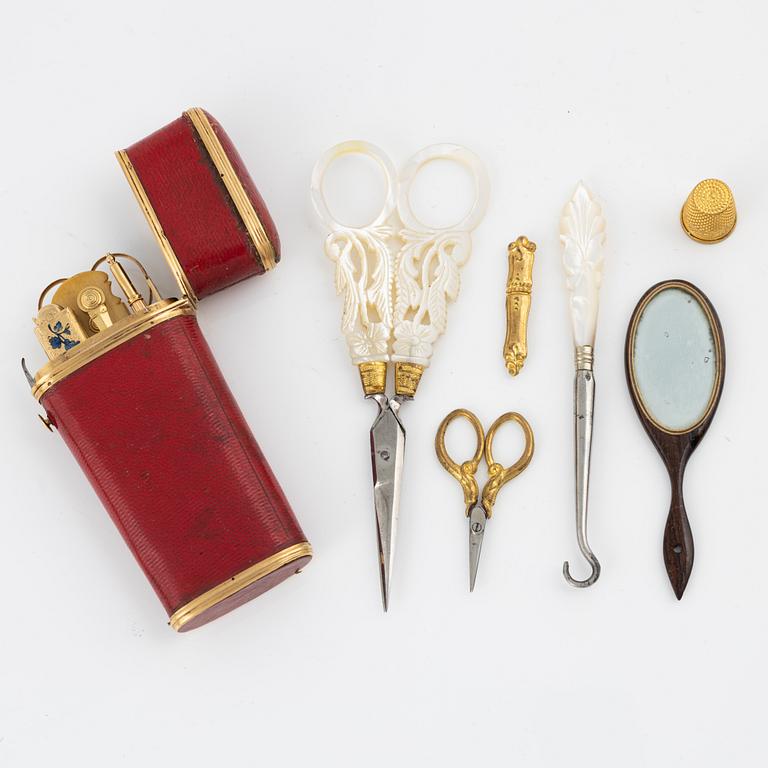 Necessär med utensilier, samt sytillbehör, 1800-tal.