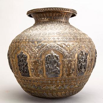 An Indian 20th century urn.