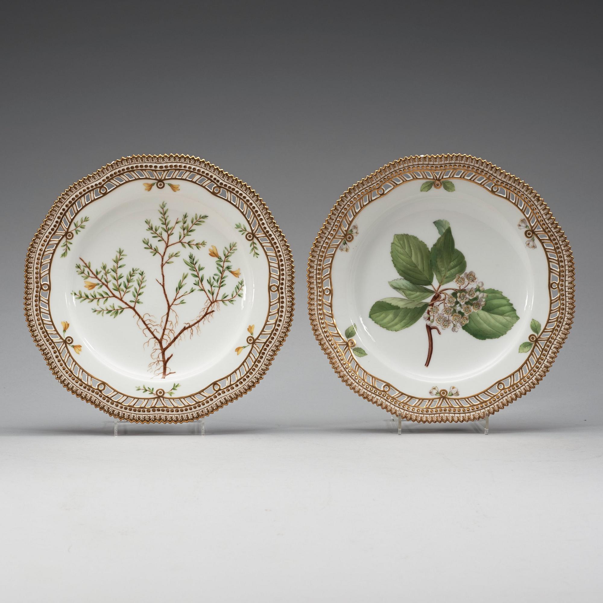 A set of 11 Royal Copenhagen 'Flora Danica' dinner plates, Denmark, early 20th Century.
