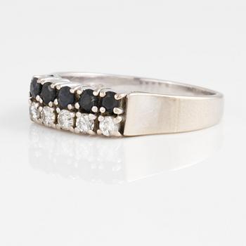 RING, 18K vitguld med briljantslipade diamanter samt  fasettsliapde blå safirer. Vikt 4,6 gram.