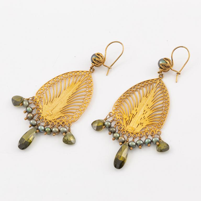 Yvone Christa, två par örhängen, silver, med genombruten dekor, med imitationsstenar.