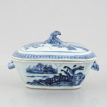 Four blue and white pieces of export porcelain, China, Qianlong (1736-95).