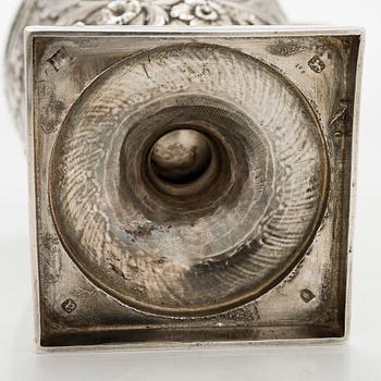 A sterling silver ewer, London 1776, maker's mark IC.