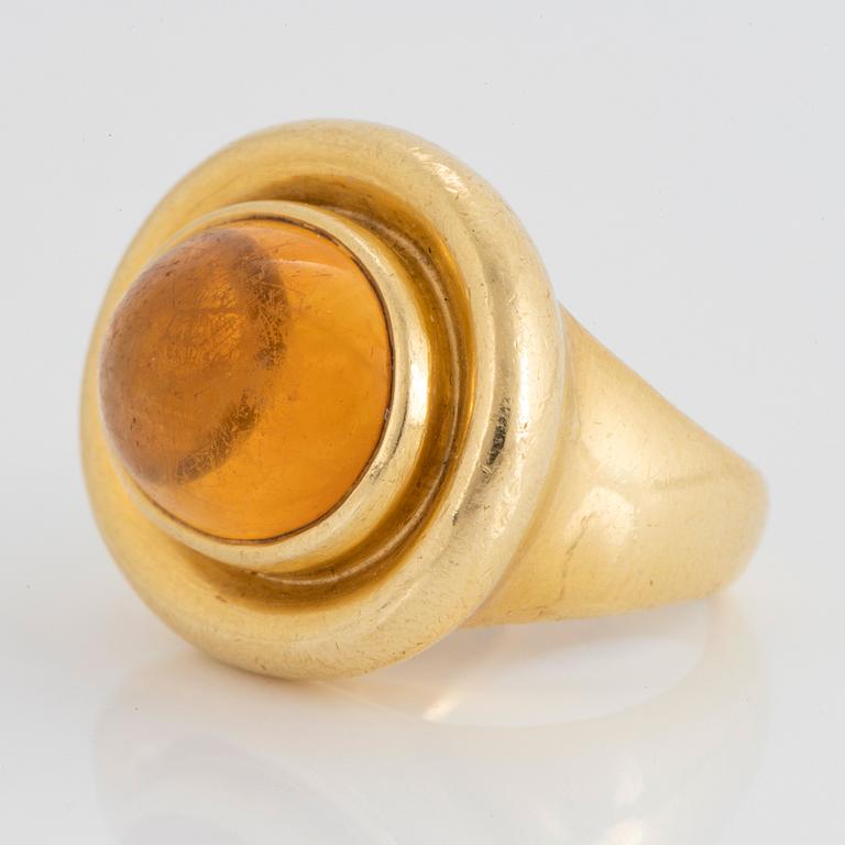 A Paloma Picasso Tiffany ring in 18K gold set with a cabochon-cut citrine.