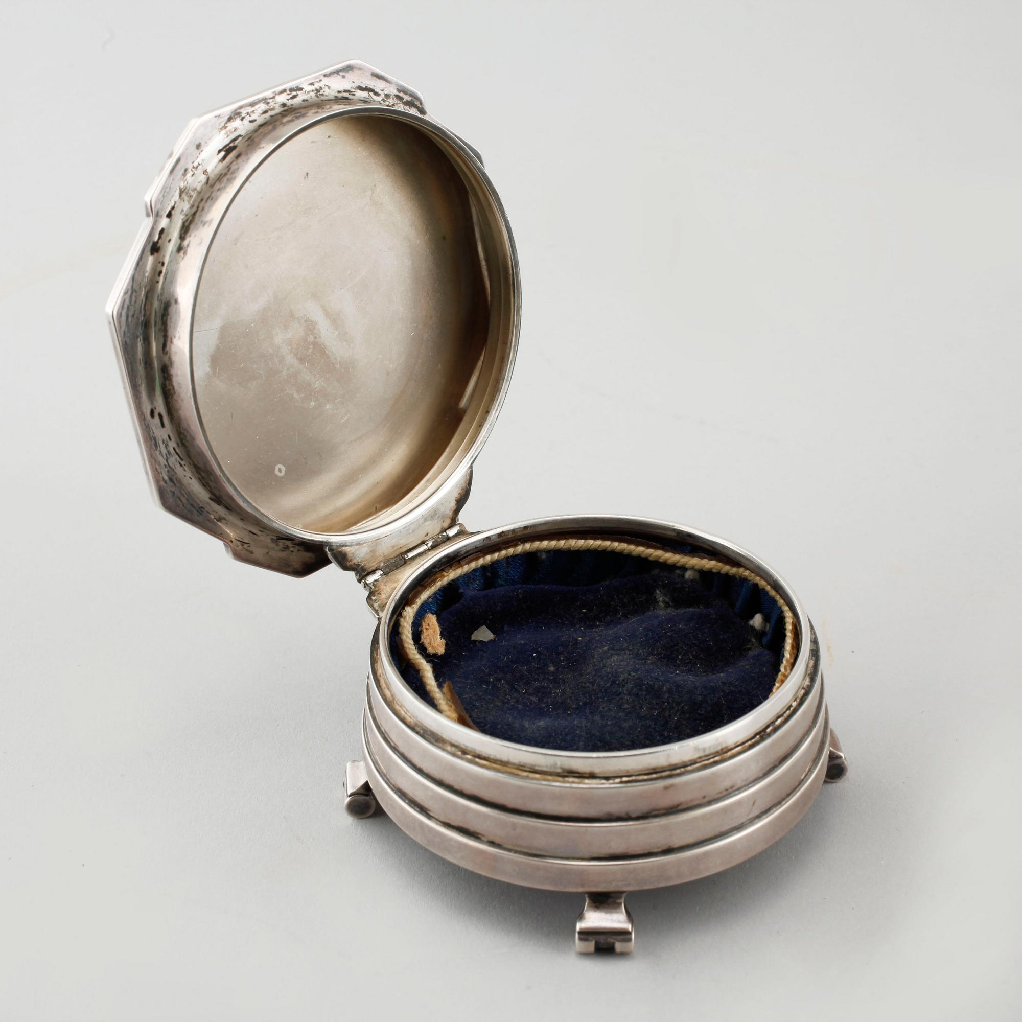 A 20th century silver box and bowl from England and Sweden, total weight 430 g.