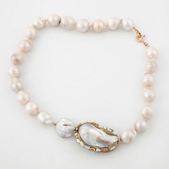 A cultured pearl necklace.