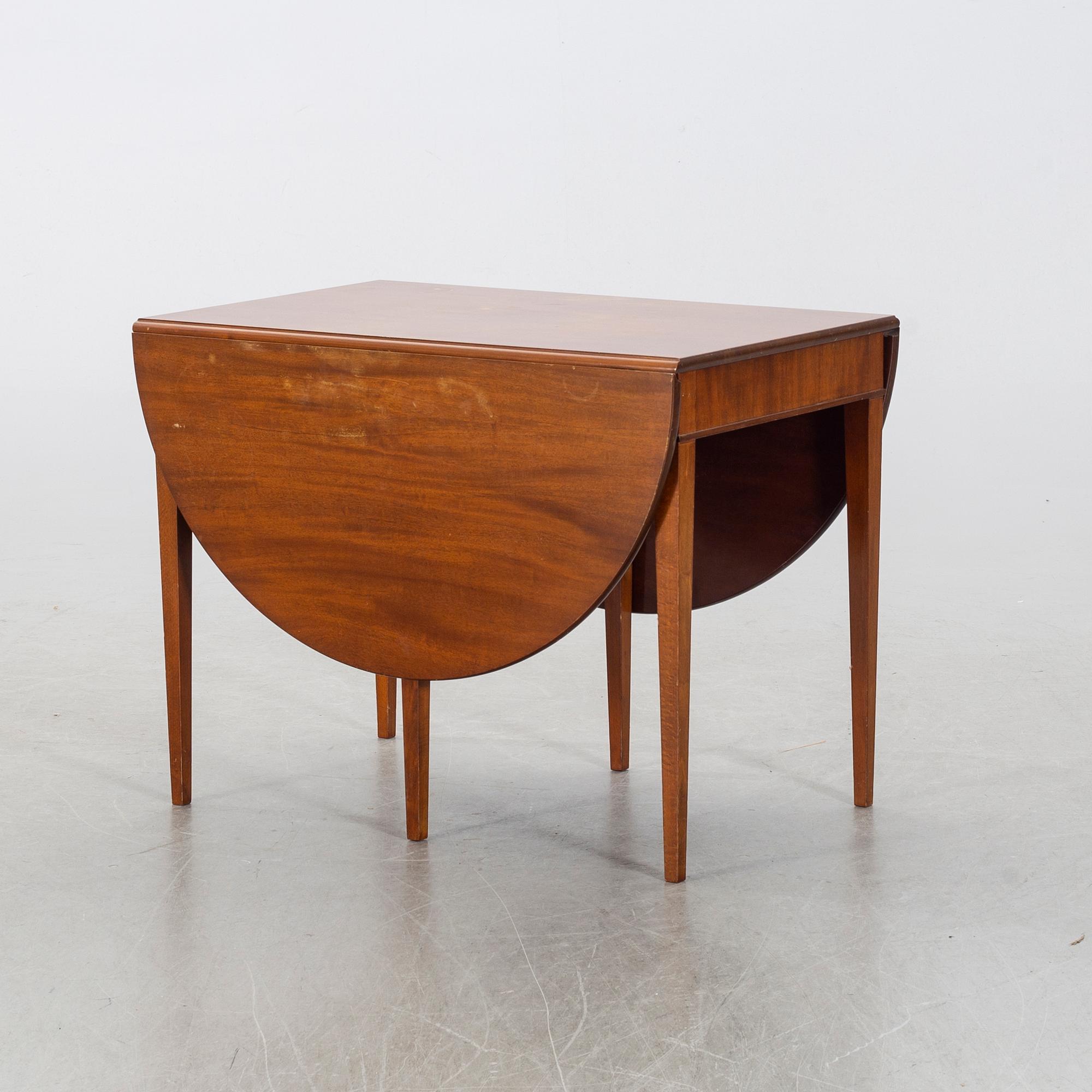 FRITS HENNINGSEN, a mahogany flap table mid 1900's.