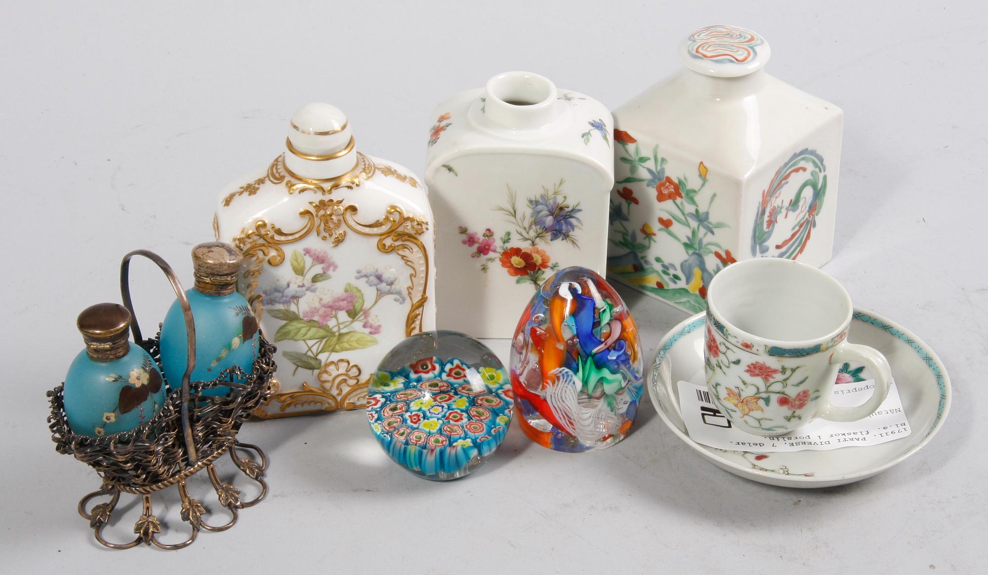 PARTI DIVERSE, 7 delar. Bl.a. flaskor i porslin.