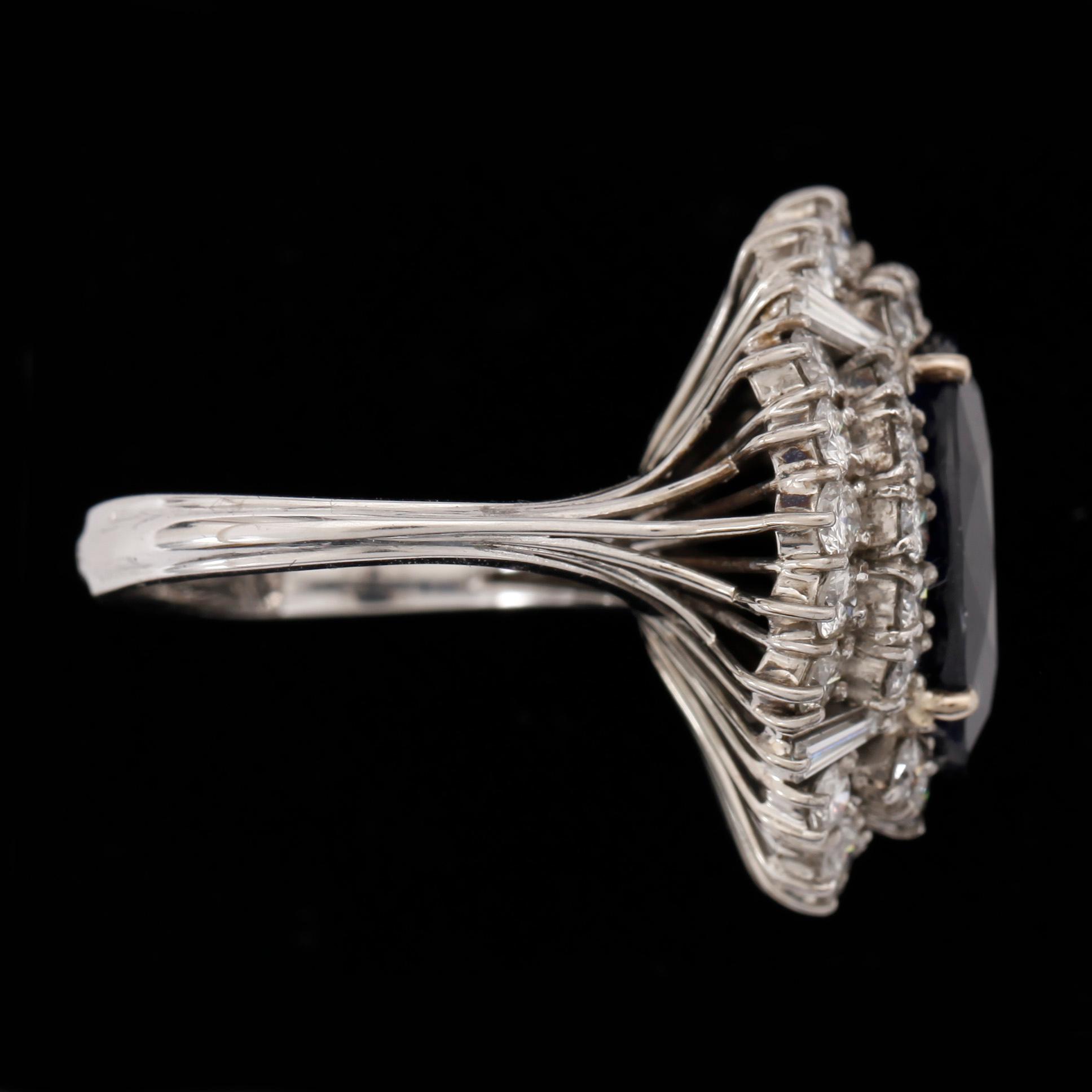 RING, 18k vitguld med safir ca8,02ct och briljantslipade diamanter tot ca3,00ct. Vikt ca 12g.