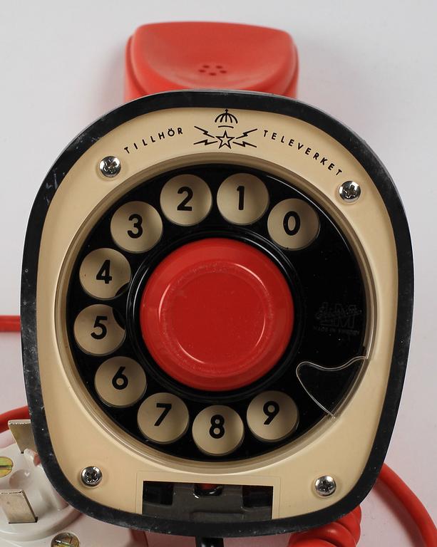 KOBRATELEFON samt VIT TELEFON, 1900-tal.