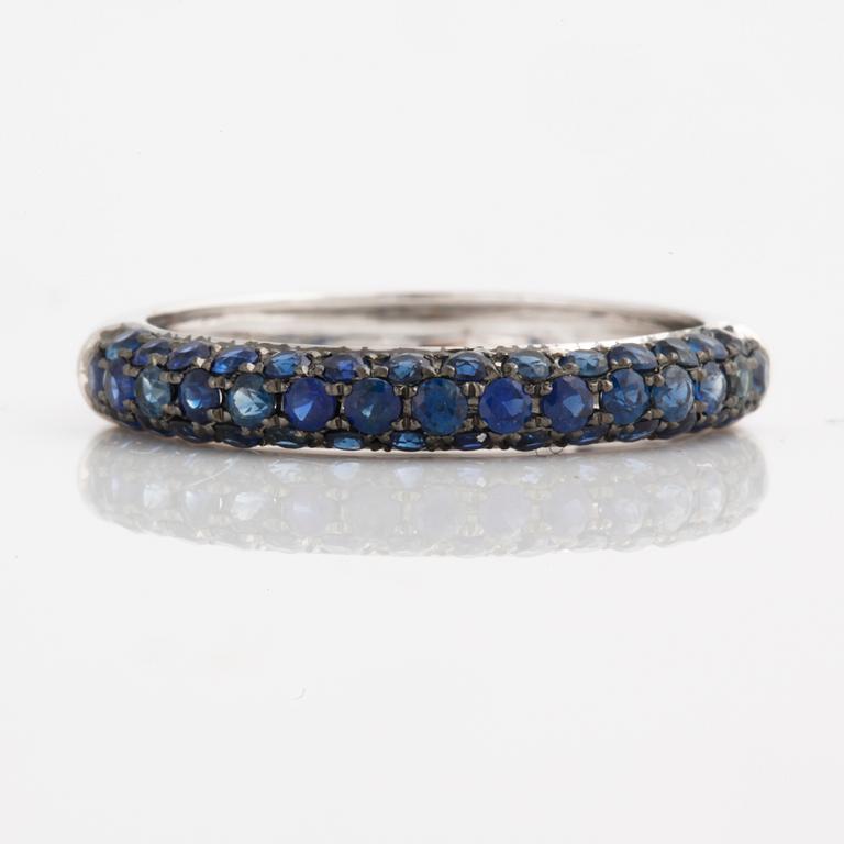 A circa 0.90 cts sapphire ring.