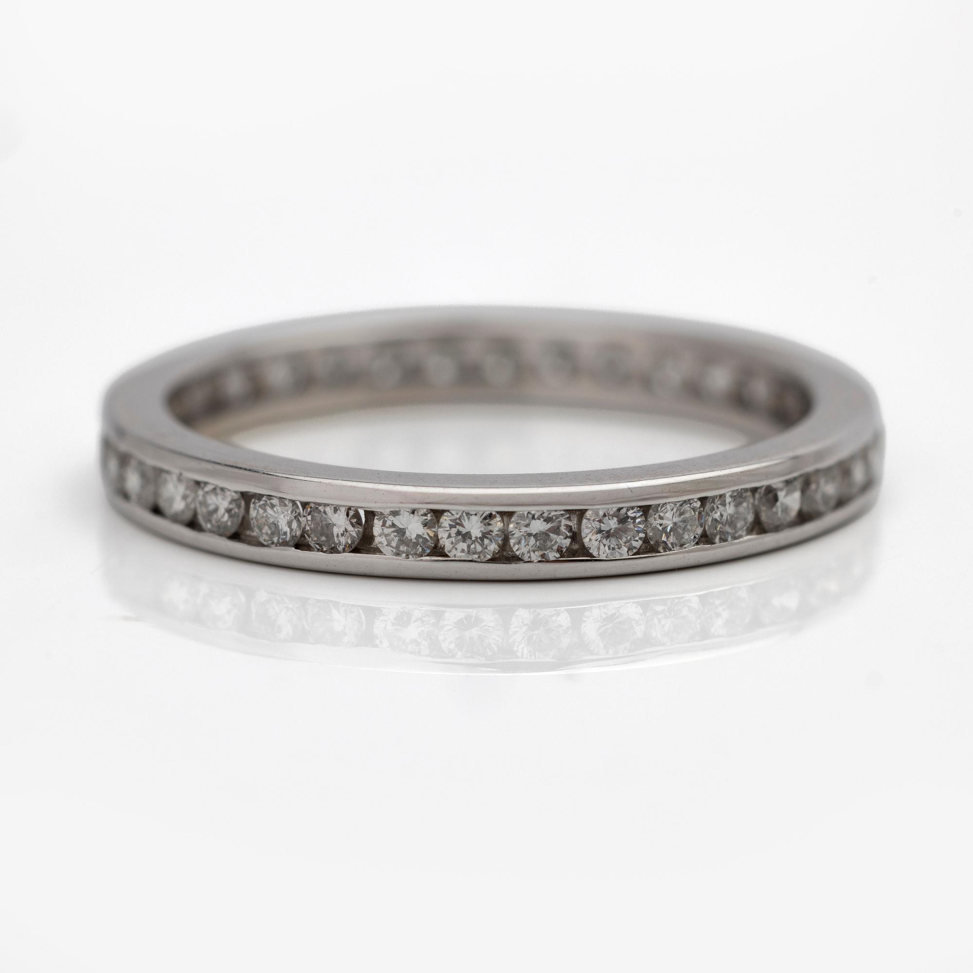 Wedding band, 18K white gold with brilliant-cut diamonds.