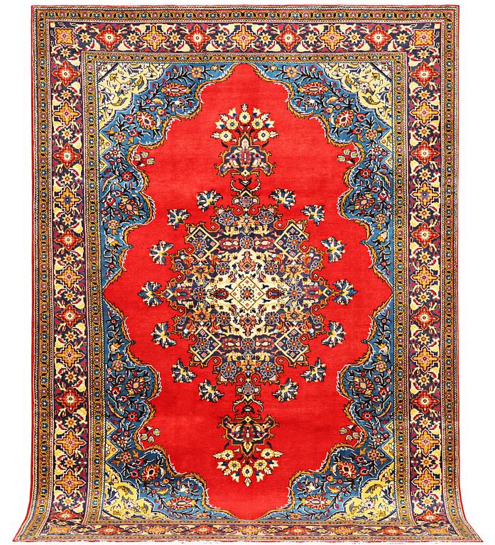 A Sarouk carpet, a. 323 x 217 cm.
