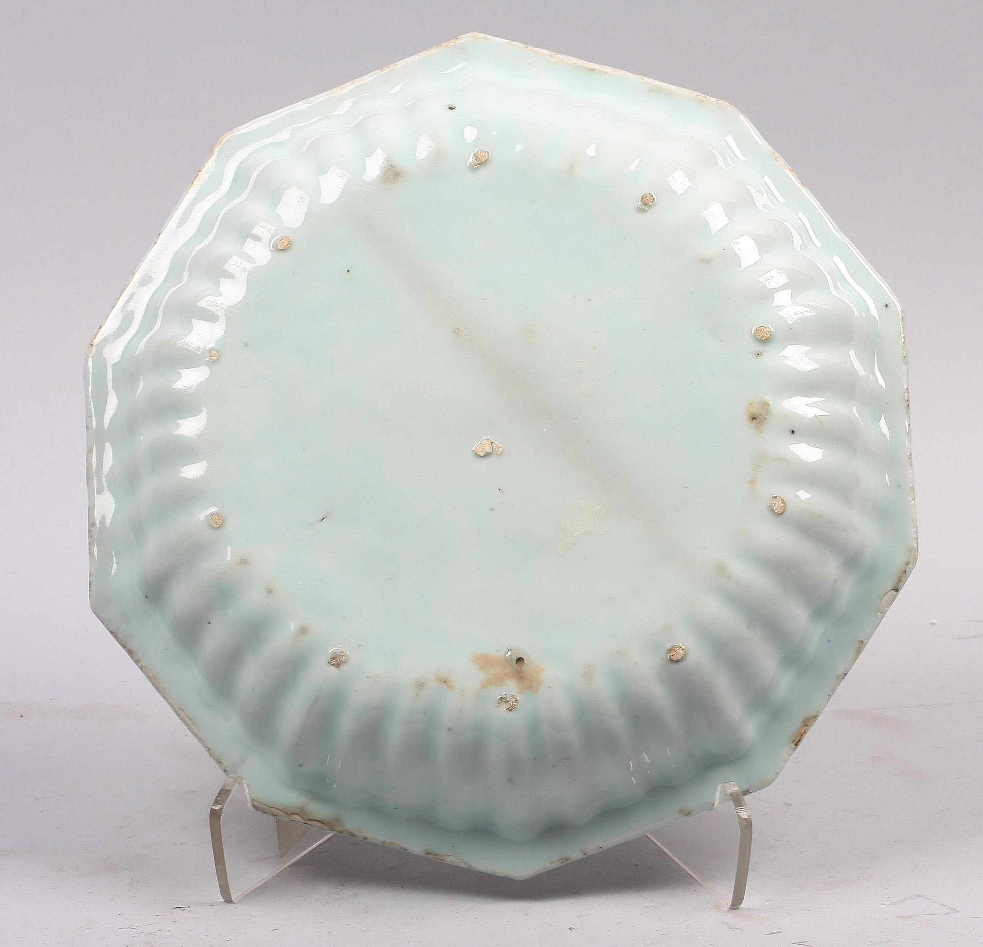 SKÅLFAT. Porslin, Kina. Kangxi (1662-1722).