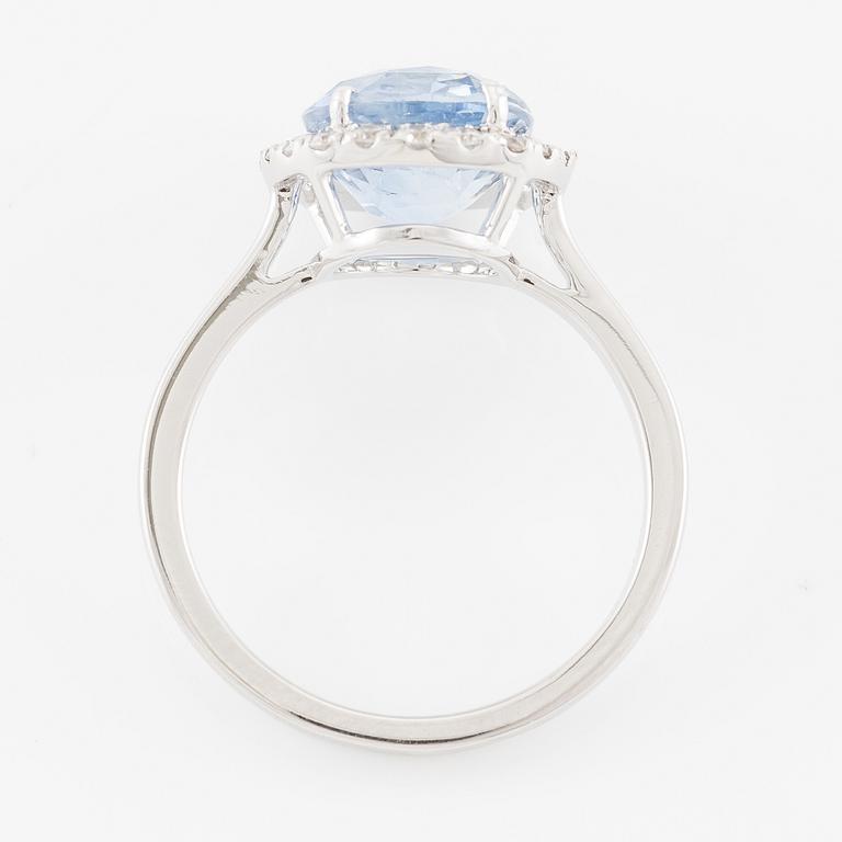 Ring 18K white gold with sapphire and brilliant-cut diamonds.
