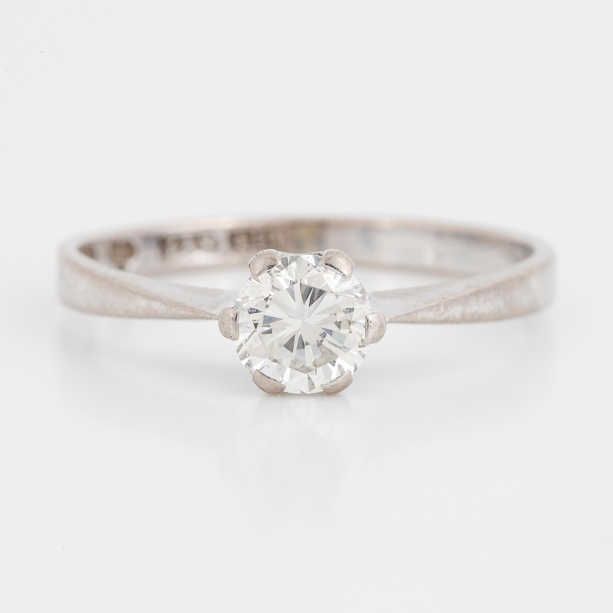 Ring 18K vitguld med en rund briljantslipad diamant 0.46 ct enligt gravyr.
