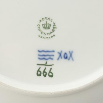 Servisdelar, 29 st, porslin, "Musselmalet", Royal Copenhagen, Danmark.