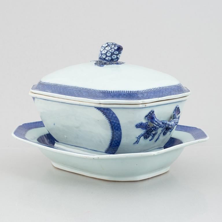 Terrin med lock och fat, kompaniporslin, Kina, Qingdynastin, Qianlong (1736-95).