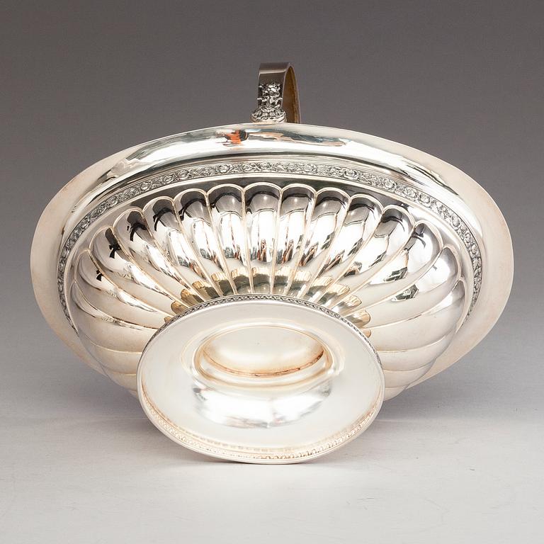 OSKAR LINDROOS, A parcel gilt bread basket, marked OL, Helsinki 1926.