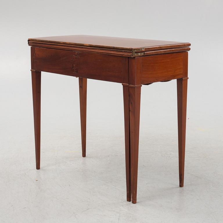 A mahogany game's table, 19th century.