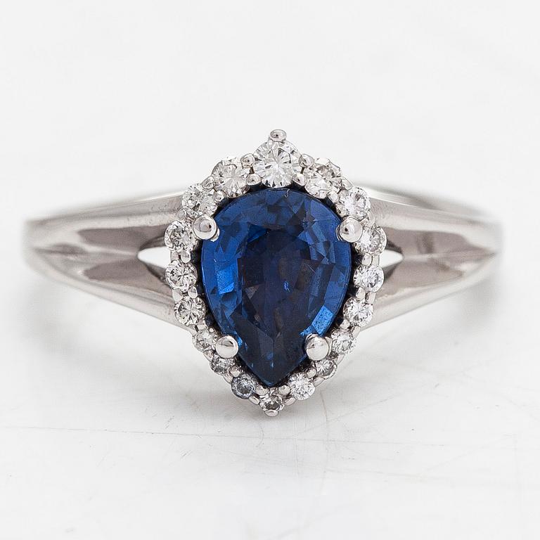 Ring, 14K guld med safir och briljantslipade diamanter ca 0.15 ct totalt.