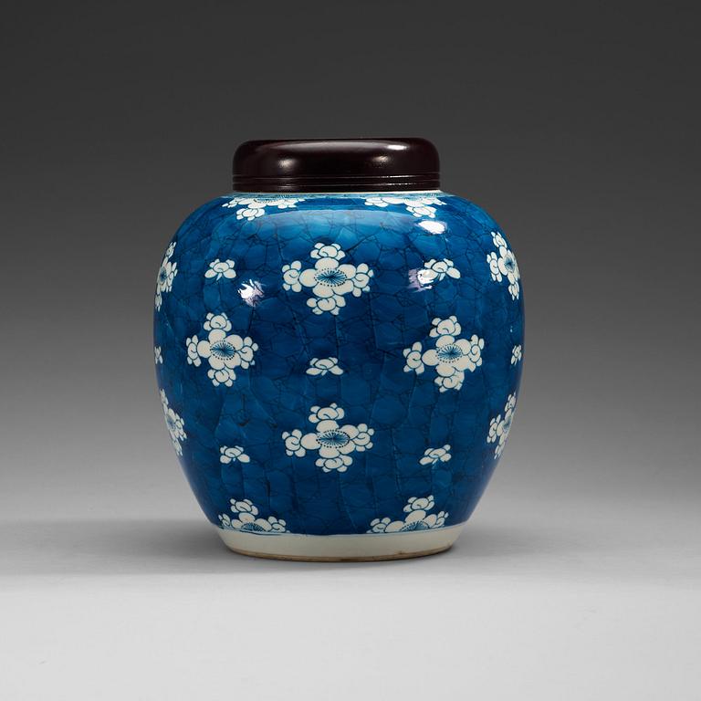 A blue and white jar, Qing dynasty, Kangxi (1662-1722),