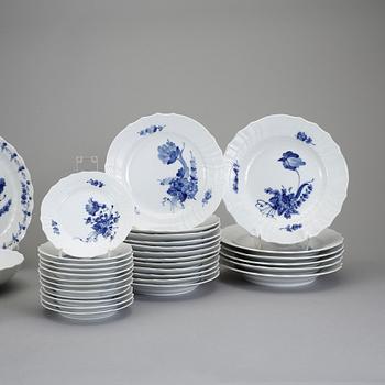 MATSERVIS, 61 delar, porslin, "Blå Blomst", Royal Copenhagen, Danmark.