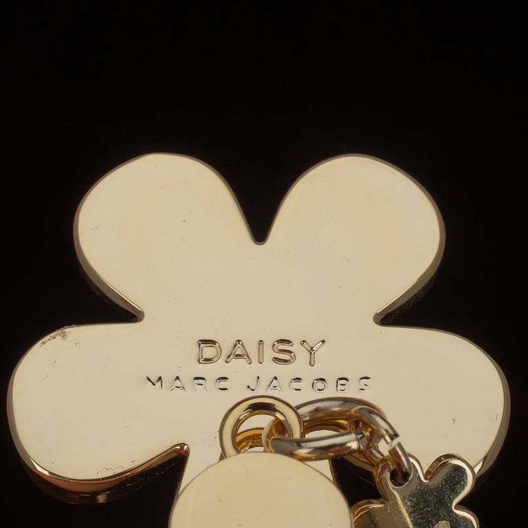 BIJOUTERIER / PARFYM, "Daisy", samt PENNA,  Marc Jacobs.