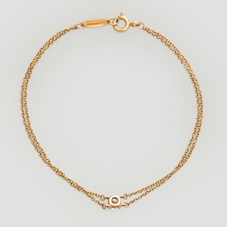 Tiffany & Co, armband, 18K guld med en briljantslipad diamant.