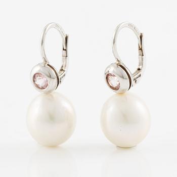 Örhängen 18K vitguld med odlade sötvattenspärlor och morganiter.