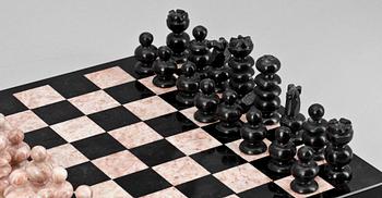 SCHACKBRÄDE MED PJÄSER, sten, 1900-talets andra hälft.