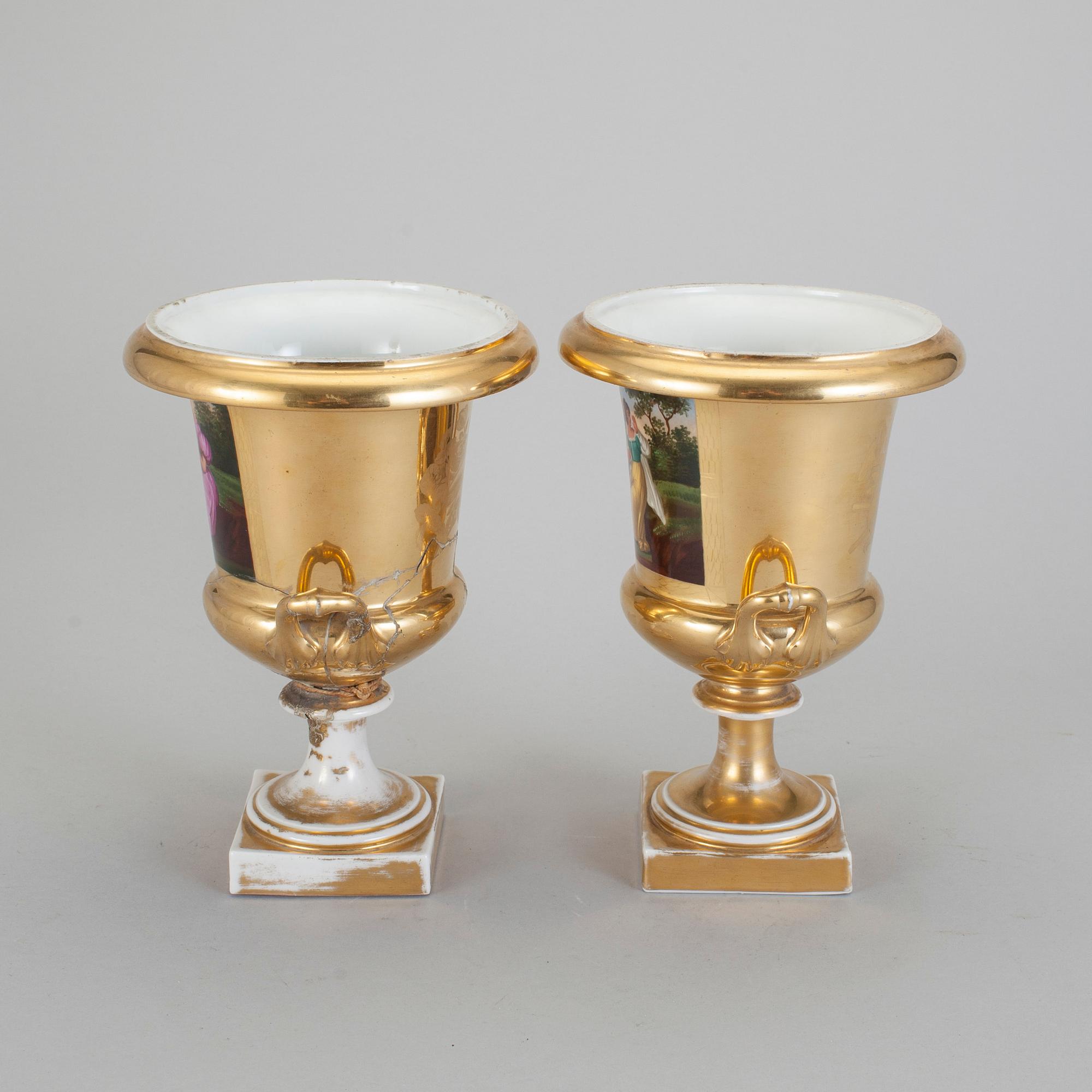 URNOR, ett par, porslin. Empir, 1800-talets första hälft.