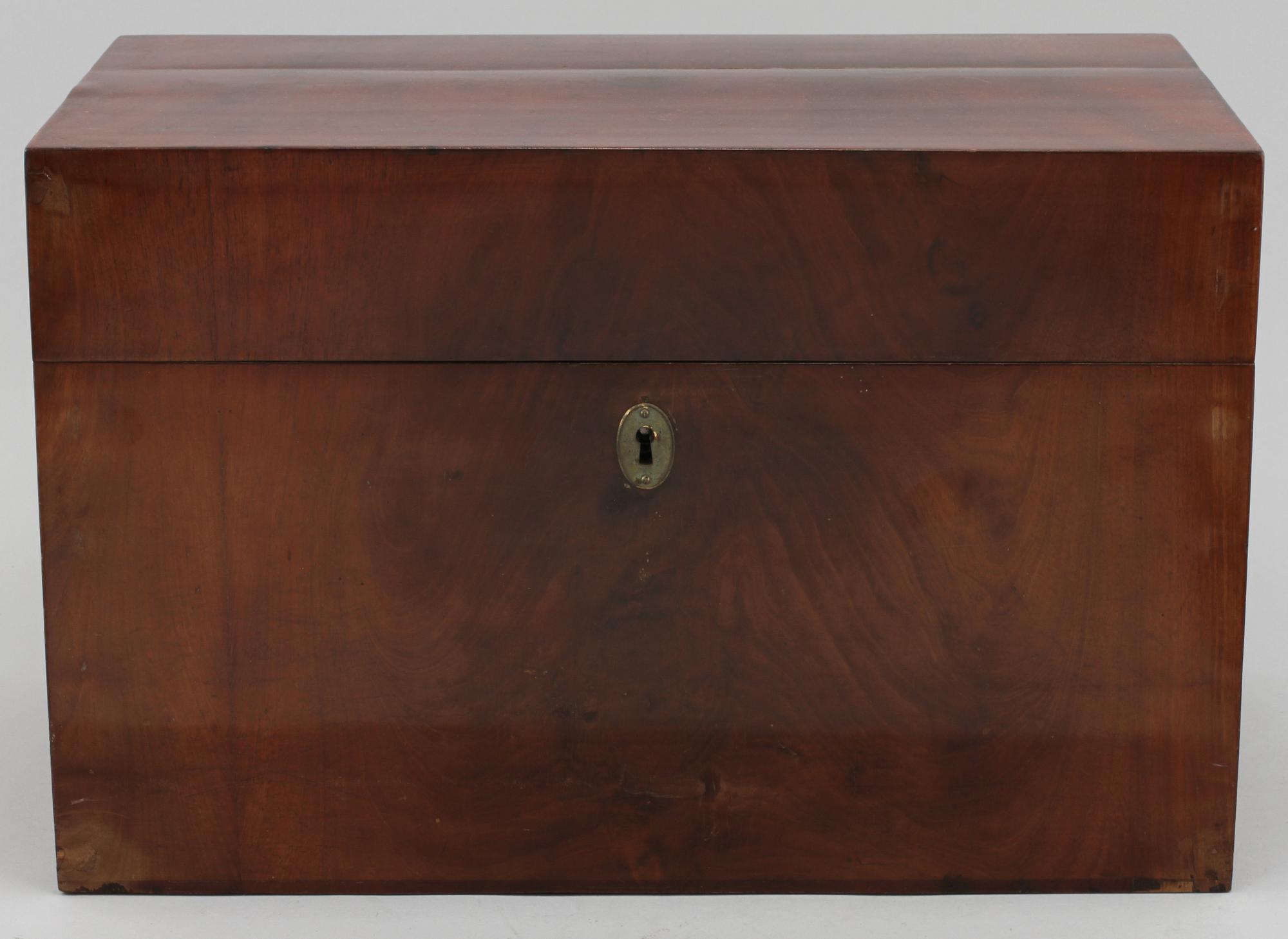 SCHATULL MED FLASKOR, 1800-tal.