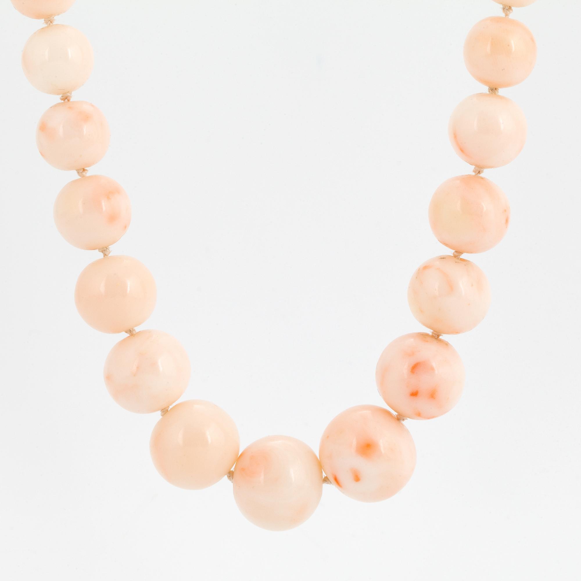 COLLIER, whith white/ light pink coral beads.