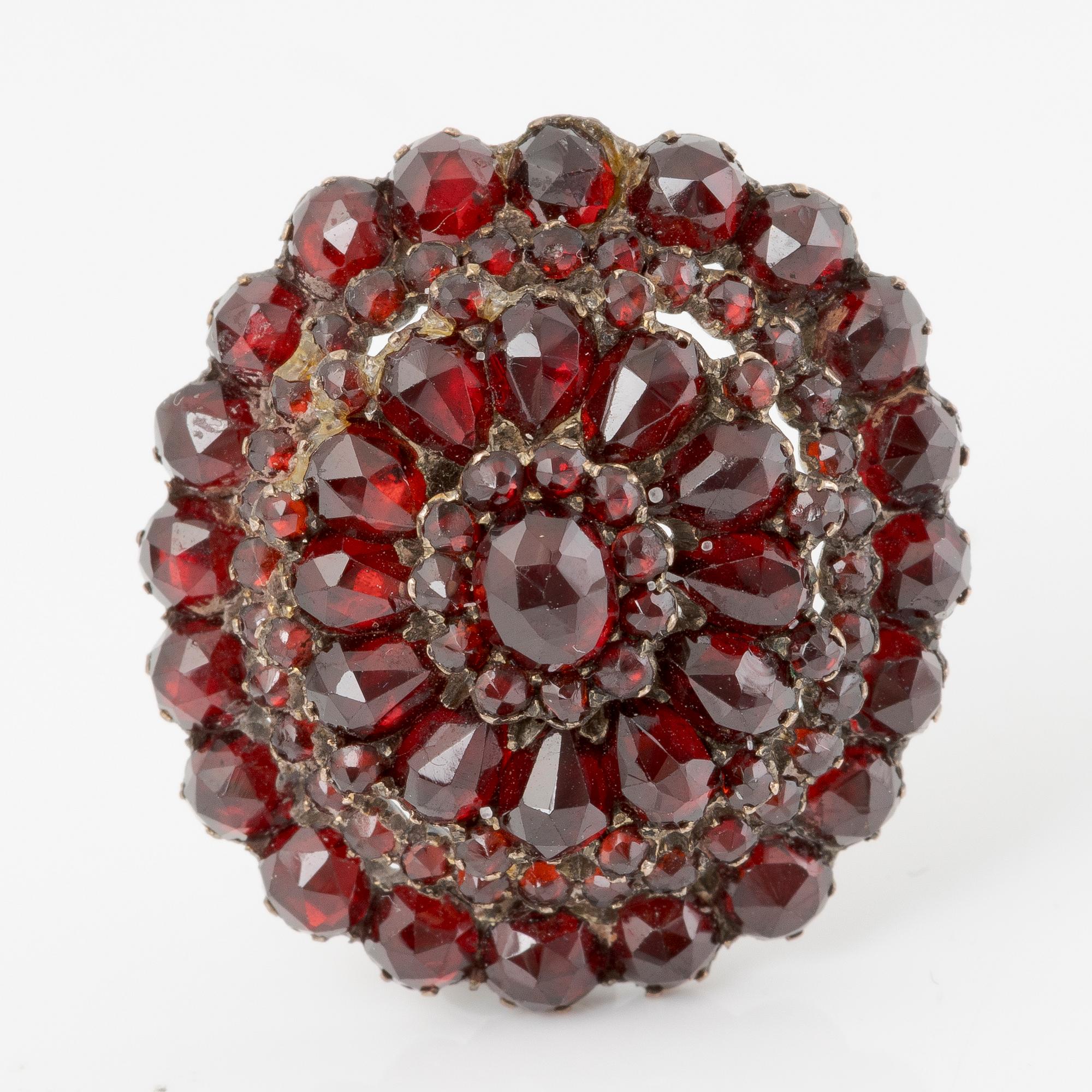 Garnityr med granater, armband, armring, broscher 2 st.