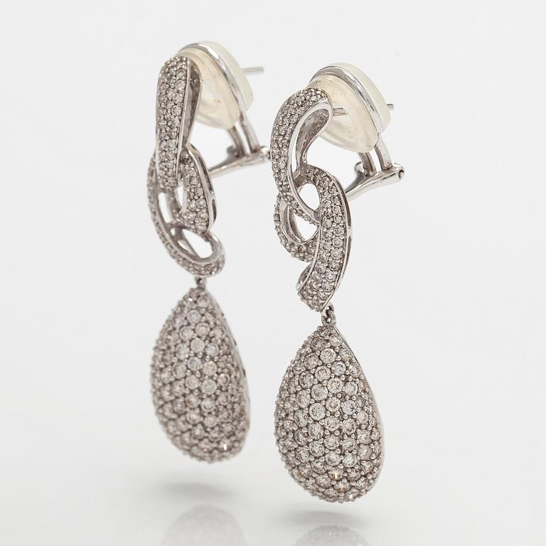 Korvakorut, 18K valkokultaa ja briljanttihiottuja timantteja.