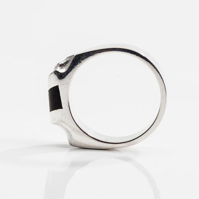 RING, sterling silver och ebenholts, "Bantu" Zoltan Popovits, Lapponia 1996. Vikt 6,6 g.