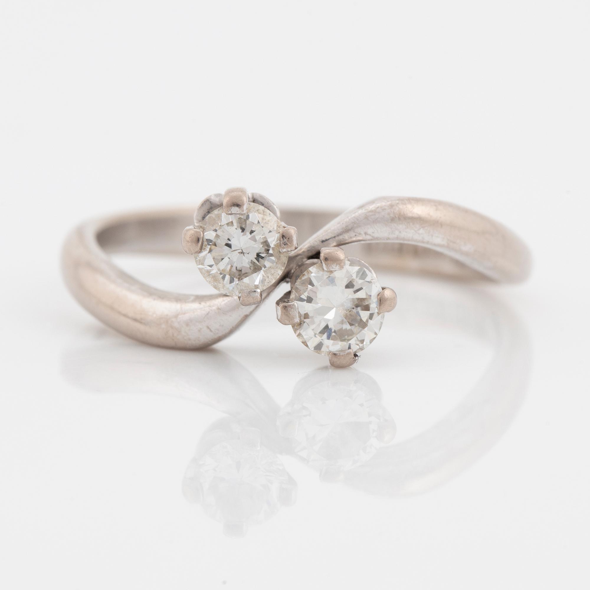 Brilliant cut diamond cross over ring.