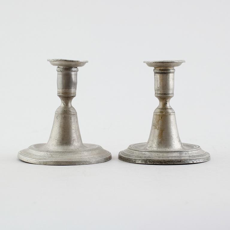 LJUSSTAKAR, 2 st snarlika, tenn, otydliga svenska stämplar, 1800-talets första hälft.