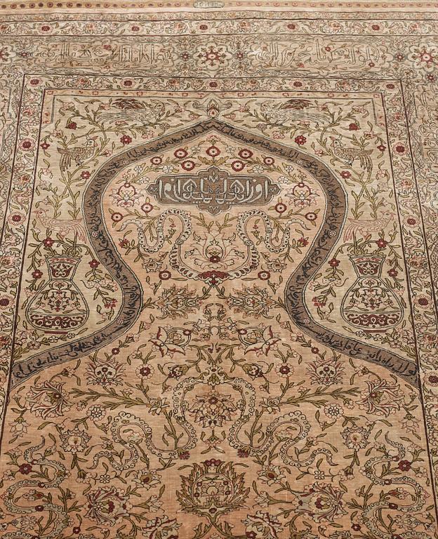 OLD SILKE HEREKE. 179,5 x 124 cm.