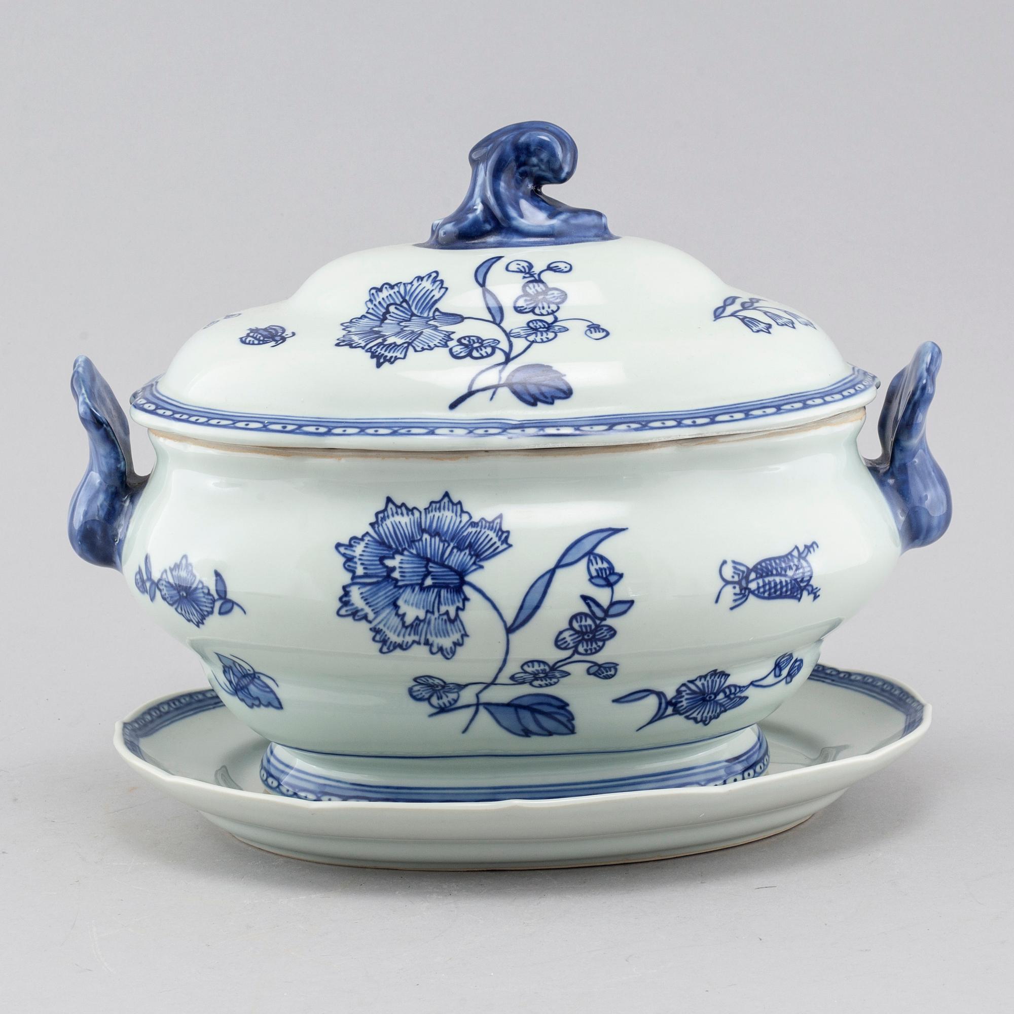 A porcelain terrine "Nejlika" from IKEAS 18th century series from the late 20th century.