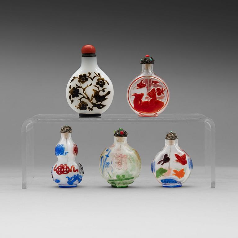 SNUSFLASKOR, fem stycken, pekingglas. Kina, 1900-talets början.