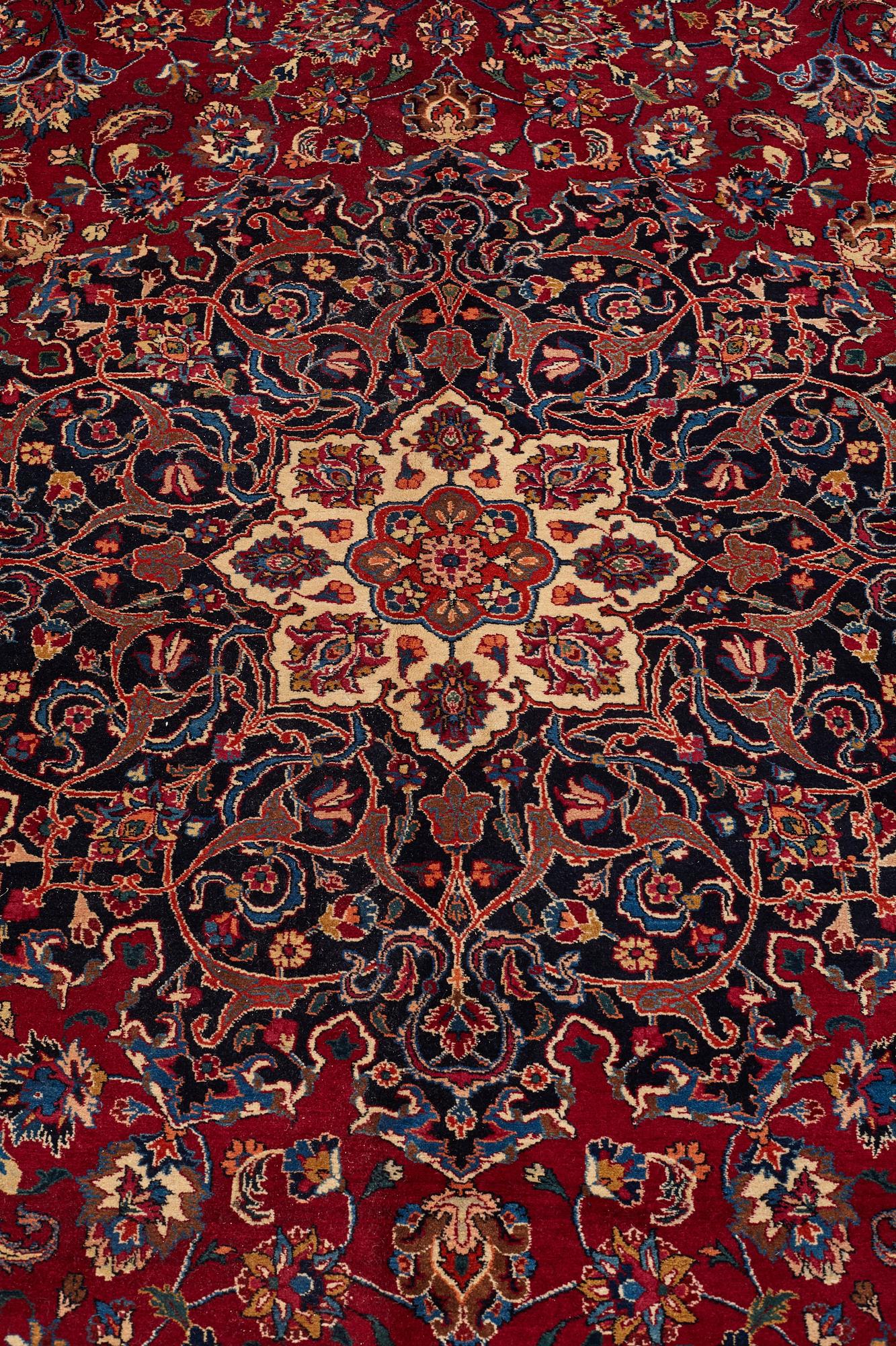MATTA, semiantik Meshed, signerad Saber, ca 512,5 x 343,5-345 cm (inklusive sidorna med 1,5-3 cm slätväv).