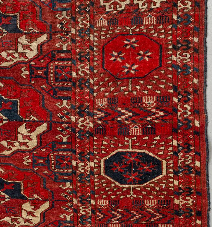 A carpet, an antique Tekke main carpet, ca 287-293,5 x 207-219,5 cm (as well as 1 cm flat weave at the ends).