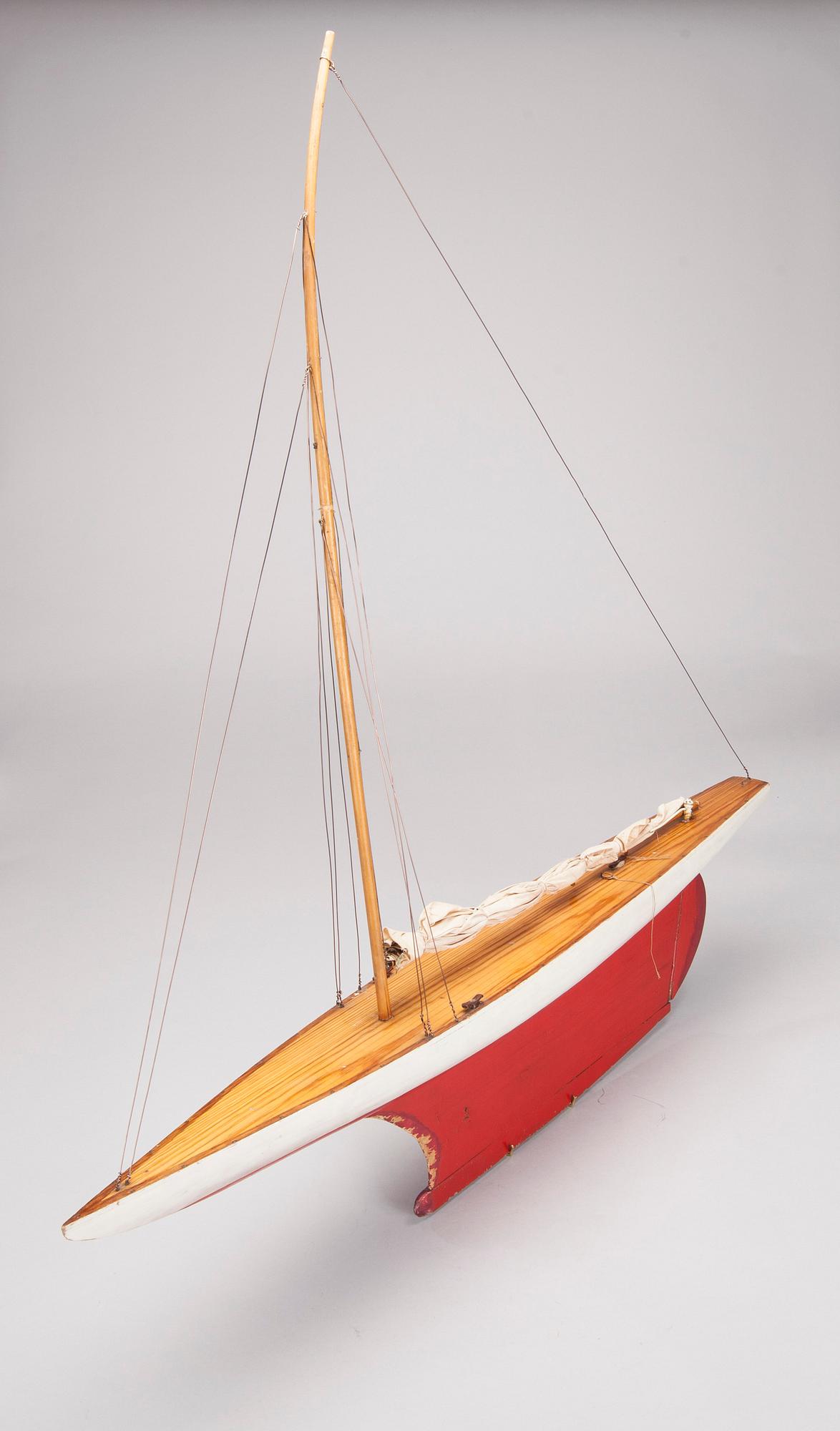 MODELLBÅTAR I TRÄ, 2 st, 1900-talets förstahälft.