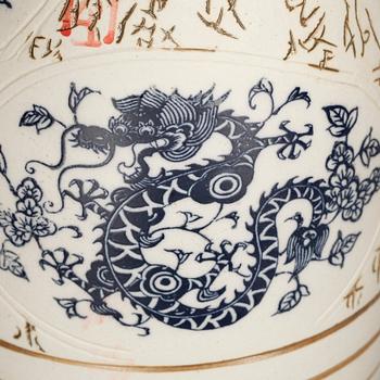 VASER, 2 st. Porslin, Kina, modern tillverkning.