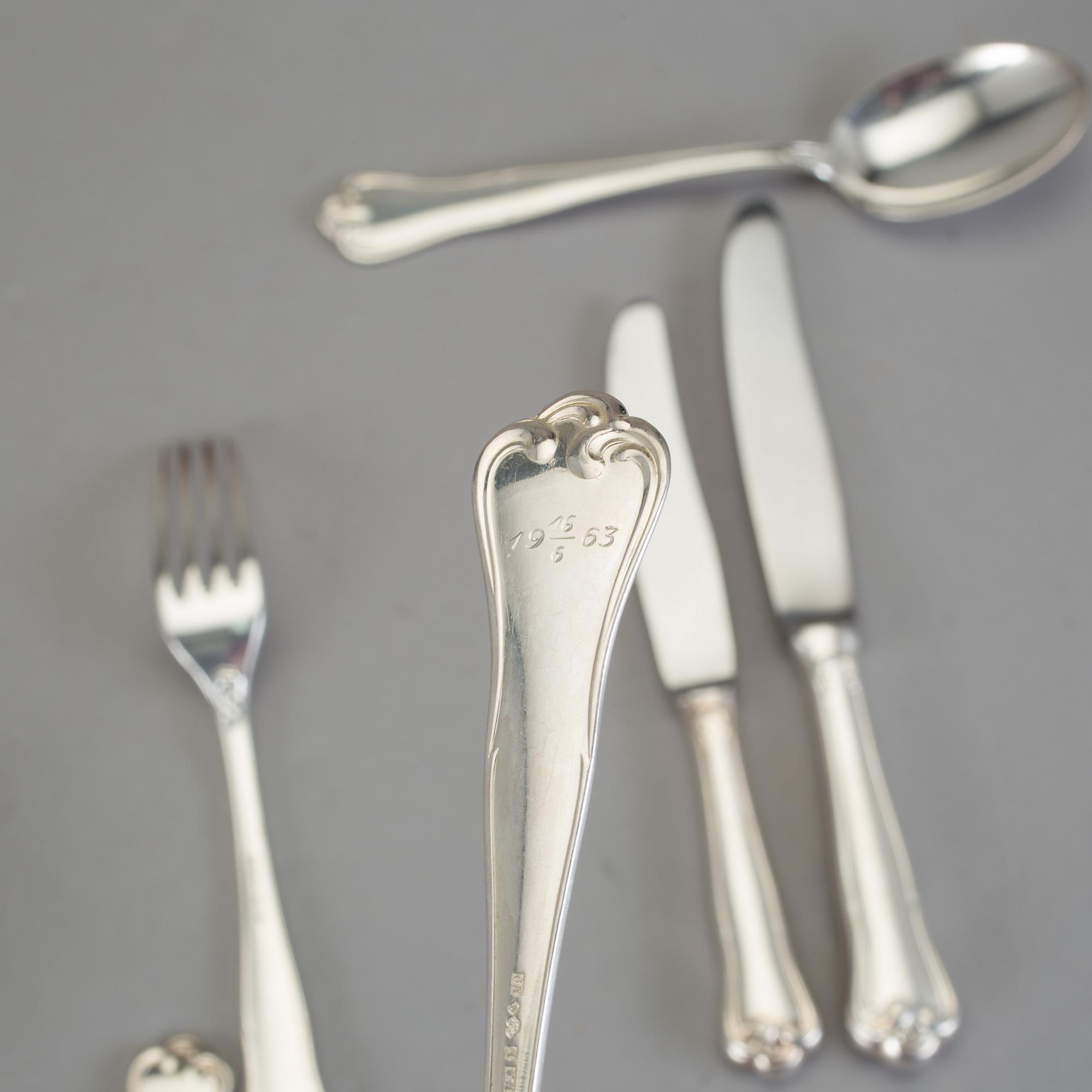 BESTICKSERVIS, silver, 64 delar. "Symfoni" samt "Olga". Bl a Mema, Lidköping, olika årtal 1963-1977. Vikt ca 1 320 gram.